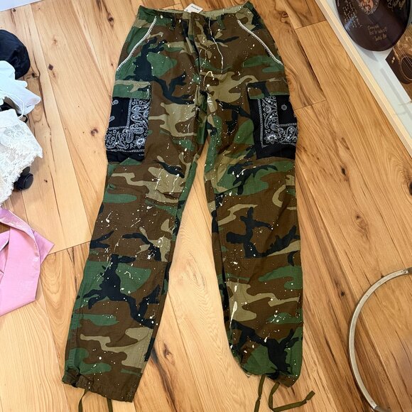 NWT FREE PEOPLE X TRICIA FIX CAMO CARGO PANT SIZE SMALL - Picture 2 of 4